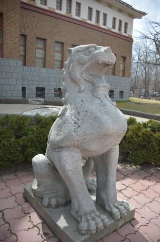 Ритуальные псы Комаину у входа в краеведческий музей.    Фото Владимир Чуйко.JPG